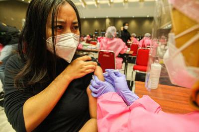 Peserta saat menerima vaksin Covid-19 jenis Sinovac di Jakarta International Expo (Jiexpo) Kemayoran, Jakarta, Minggu (27/6/2021).