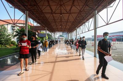 Peserta saat menerima vaksin Covid-19 jenis Sinovac di Jakarta International Expo (Jiexpo) Kemayoran, Jakarta, Minggu (27/6/2021).