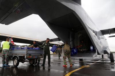 Penyemprotan cairan disinfektan menggunakan Pesawat Udara Casa U-6212 di kabupaten Bangkalan Madura dan kota Surabaya, Jawa Timur, Senin (28/6/2021).