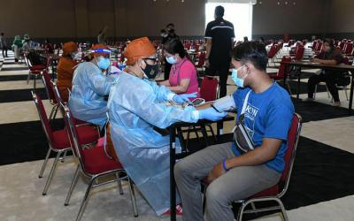 Vaksinasi massal bagi warga masyarakat di Jakarta Internasional Expo (JIExpo), Jakarta Pusat, Senin (28/6/2021).
