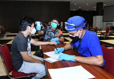 Vaksinasi massal bagi warga masyarakat di Jakarta Internasional Expo (JIExpo), Jakarta Pusat, Senin (28/6/2021).