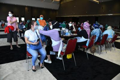Vaksinasi massal bagi warga masyarakat di Jakarta Internasional Expo (JIExpo), Jakarta Pusat, Senin (28/6/2021).