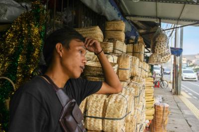 Penjual merapikan barang dagangan besek dari anyaman bambu di Pasar Jatinegara, Jakarta, Senin (28/6/2021).