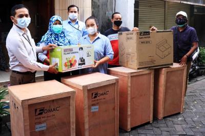 Para pelaku usaha jajanan pasar memeriksa sejumlah peralatan produksi saat serahterima di Tegalsari Surabaya, Jawa Timur, Senin (28/6/2021).