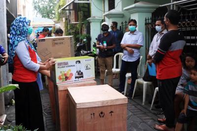Para pelaku usaha jajanan pasar memeriksa sejumlah peralatan produksi saat serahterima di Tegalsari Surabaya, Jawa Timur, Senin (28/6/2021).