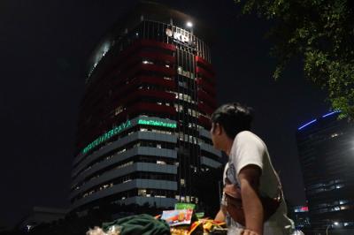 Aktivis Greenpeace menembakkan laser #savekpk di Gedung Merah Putih Komisi Pemberantasan Korupsi (KPK), Rasuna Said, Jakarta, Senin (28/6/2021).