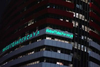 Aktivis Greenpeace menembakkan laser #savekpk di Gedung Merah Putih Komisi Pemberantasan Korupsi (KPK), Rasuna Said, Jakarta, Senin (28/6/2021).