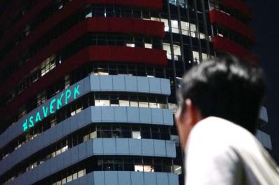 Aktivis Greenpeace menembakkan laser #savekpk di Gedung Merah Putih Komisi Pemberantasan Korupsi (KPK), Rasuna Said, Jakarta, Senin (28/6/2021).