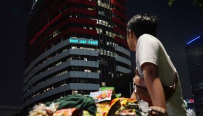 Aktivis Greenpeace menembakkan laser #savekpk di Gedung Merah Putih Komisi Pemberantasan Korupsi (KPK), Rasuna Said, Jakarta, Senin (28/6/2021).