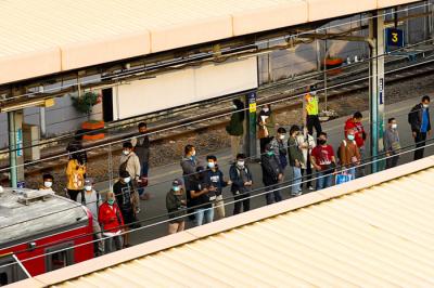 Calon penumpang berjalan menuju rangkaian kereta rel listrik (KRL) di Stasiun Tanah Abang, Jakarta Pusat, Senin (28/6/2021).