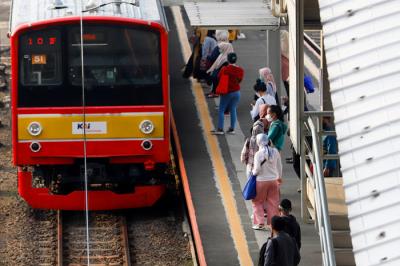 Calon penumpang berjalan menuju rangkaian kereta rel listrik (KRL) di Stasiun Tanah Abang, Jakarta Pusat, Senin (28/6/2021).