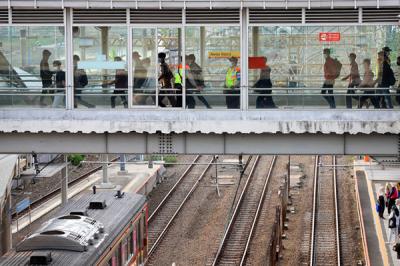 Calon penumpang berjalan menuju rangkaian kereta rel listrik (KRL) di Stasiun Tanah Abang, Jakarta Pusat, Senin (28/6/2021).