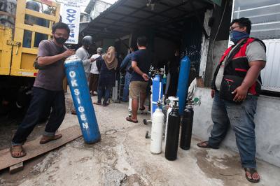Suasana antrean isi ulang oksigen medis di salah satu depot pengisian oksigen di kawasan Manggarai, Jakarta, Senin (28/6/2021).