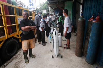 Suasana antrean isi ulang oksigen medis di salah satu depot pengisian oksigen di kawasan Manggarai, Jakarta, Senin (28/6/2021).