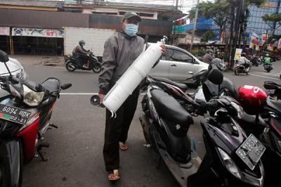 Suasana antrean isi ulang oksigen medis di salah satu depot pengisian oksigen di kawasan Manggarai, Jakarta, Senin (28/6/2021).