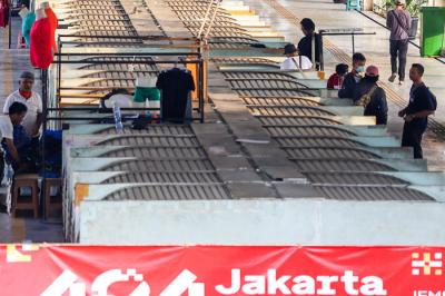 Pedagang saat menutup tokonya di Pasar Tanah Abang, Jakarta Pusat, Senin (28/6/2021).