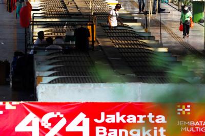 Pedagang saat menutup tokonya di Pasar Tanah Abang, Jakarta Pusat, Senin (28/6/2021).