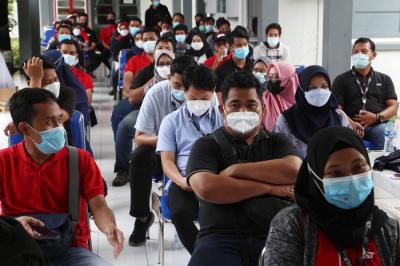 Pelaksanaan serbuan vaksinasi tahap ke-4 di Rumkit TNI AL dr.Soekantyo Jahja Lanudal Juanda Surabaya di Sidoarjo, Jawa Timur, Senin (28/6/2021).