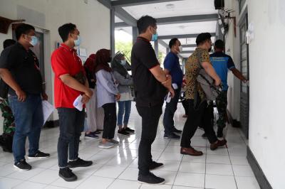 Pelaksanaan serbuan vaksinasi tahap ke-4 di Rumkit TNI AL dr.Soekantyo Jahja Lanudal Juanda Surabaya di Sidoarjo, Jawa Timur, Senin (28/6/2021).