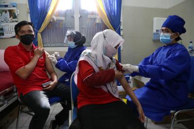 Pelaksanaan serbuan vaksinasi tahap ke-4 di Rumkit TNI AL dr.Soekantyo Jahja Lanudal Juanda Surabaya di Sidoarjo, Jawa Timur, Senin (28/6/2021).