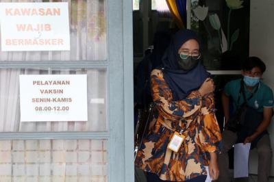 Pelaksanaan serbuan vaksinasi tahap ke-4 di Rumkit TNI AL dr.Soekantyo Jahja Lanudal Juanda Surabaya di Sidoarjo, Jawa Timur, Senin (28/6/2021).