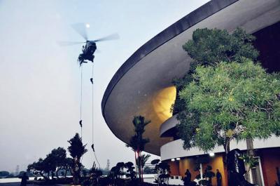 Satgultor TNI melalui pendadakkan disertai kecepatan dengan akurasi yang tinggi berhasil mengambil alih Gedung DPR RI dari penguasaan para teroris.