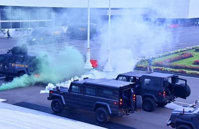 Satgultor TNI melalui pendadakkan disertai kecepatan dengan akurasi yang tinggi berhasil mengambil alih Gedung DPR RI dari penguasaan para teroris.