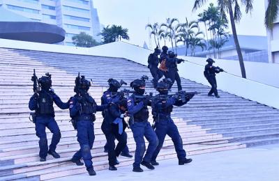 Satgultor TNI melalui pendadakkan disertai kecepatan dengan akurasi yang tinggi berhasil mengambil alih Gedung DPR RI dari penguasaan para teroris.