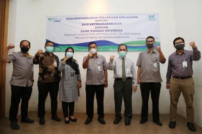 Perjanjian Kerja sama antara BP Jamsostek dengan BSI di Surabaya, Jawa Timur, Selasa (29/6/2021).