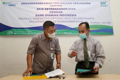 Perjanjian Kerja sama antara BP Jamsostek dengan BSI di Surabaya, Jawa Timur, Selasa (29/6/2021).