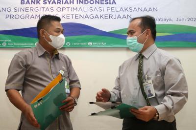 Perjanjian Kerja sama antara BP Jamsostek dengan BSI di Surabaya, Jawa Timur, Selasa (29/6/2021).