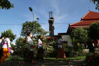 Petugas Krematorium mengenakan Hazmat dan APD memasukkan peti jenazah kedalam tungku pembakaran di Krematorium Keputih, Surabaya, Selasa (29/6/2021).