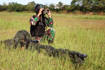 Para sniper Yonif 3 Marinir mengarahkan senjata laras panjang ke sasaran ketika latihan menembak di lapangan tembak F.X Soepramono Karangpilang, (29/6/2021).