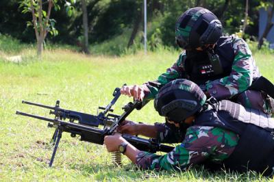 Para sniper Yonif 3 Marinir mengarahkan senjata laras panjang ke sasaran ketika latihan menembak di lapangan tembak F.X Soepramono Karangpilang, (29/6/2021).