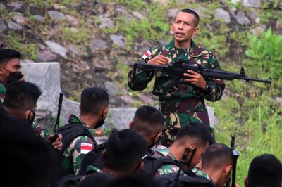 Para sniper Yonif 3 Marinir mengarahkan senjata laras panjang ke sasaran ketika latihan menembak di lapangan tembak F.X Soepramono Karangpilang, (29/6/2021).
