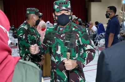Panglima TNI Marsekal TNI Hadi Tjahjanto saat meninjau serbuan vaksinasi di Universitas Dharma Persada dan Gedung P2KPTK2 Duren Sawit, Selasa (29/6/2021).