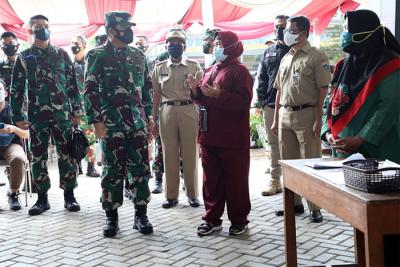 Panglima TNI Marsekal TNI Hadi Tjahjanto saat meninjau serbuan vaksinasi di Universitas Dharma Persada dan Gedung P2KPTK2 Duren Sawit, Selasa (29/6/2021).