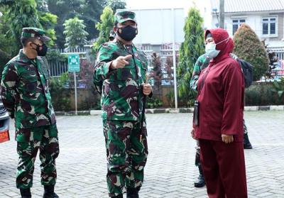 Panglima TNI Marsekal TNI Hadi Tjahjanto saat meninjau serbuan vaksinasi di Universitas Dharma Persada dan Gedung P2KPTK2 Duren Sawit, Selasa (29/6/2021).