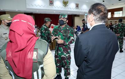Panglima TNI Marsekal TNI Hadi Tjahjanto saat meninjau serbuan vaksinasi di Universitas Dharma Persada dan Gedung P2KPTK2 Duren Sawit, Selasa (29/6/2021).