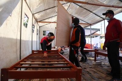 Petugas DKRTH Pemerintah Kota Surabaya mengebut pembangunan tempat pemulasaraan darurat di lingkungan Krematorium Keputih Surabaya, Selasa (29/6/2021).