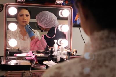 Perias Pengantin Itha Dantjie saat merias calon pengantin di kawasan Margonda, Depok, Jawa Barat, Sabtu (26/6/2021).