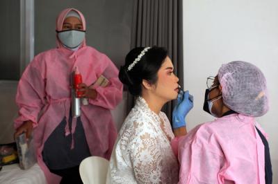 Perias Pengantin Itha Dantjie saat merias calon pengantin di kawasan Margonda, Depok, Jawa Barat, Sabtu (26/6/2021).