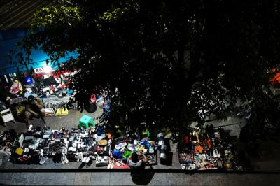 Suasana pedagang barang bekas di kawasan Kebayoran Lama, Jakarta Selatan, Selasa (29/6/2021).