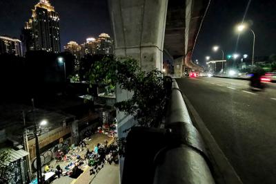 Suasana pedagang barang bekas di kawasan Kebayoran Lama, Jakarta Selatan, Selasa (29/6/2021).