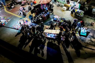 Suasana pedagang barang bekas di kawasan Kebayoran Lama, Jakarta Selatan, Selasa (29/6/2021).