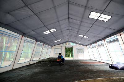 Pekerja RSUD Tarakan menyiapkan velbed di tenda darurat di SDN Negeri 02 Cideng, Jakarta, Selasa (29/6/2021).