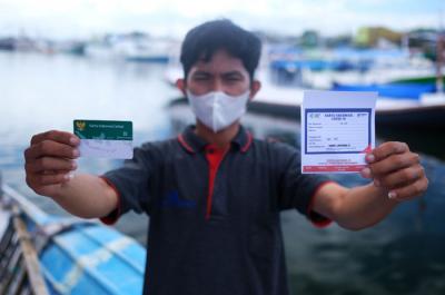 Nelayan dan anak buah kapal (ABK) menjalani vaksinasi covid 19 di Pelabuhan Paotere, Makassar, Selasa (29/6/2021).
