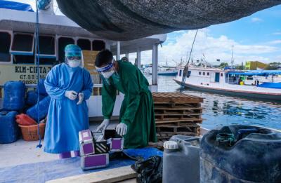 Nelayan dan anak buah kapal (ABK) menjalani vaksinasi covid 19 di Pelabuhan Paotere, Makassar, Selasa (29/6/2021).