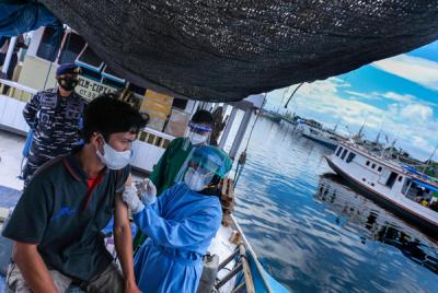 Nelayan dan anak buah kapal (ABK) menjalani vaksinasi covid 19 di Pelabuhan Paotere, Makassar, Selasa (29/6/2021).