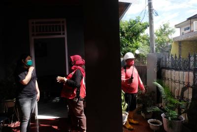 Petugas Palang Merah Indonesia menyemprotkan disinfektan ke rumah warga di Kelurahan Minasa Upa, Makassar, Rabu (30/6/2021).